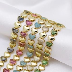 Elegante bracciale placcato oro con cuori in zirconia colorata su seta bianca raffinata