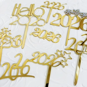 Goldene Acryl-Kuchendeko 2026 für Silvesterpartys mit Stern- und Schneeflockenmotiven