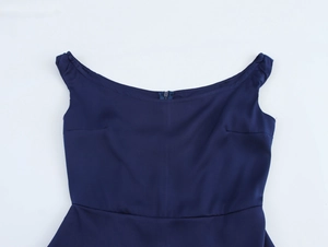 Détail de robe bleu marine à épaules dénudées avec décolleté plissé et fermeture invisible
