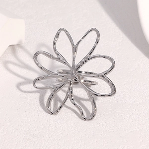 Bague ouverte en acier inoxydable argenté avec motif fleur ajourée sur pierre blanche