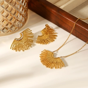 Détail d'une parure collier et boucles d'oreilles dorée en éventail avec strass