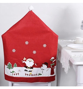 Détail de housse de chaise de Noël avec motifs Père Noël et bonhomme de neige en intérieur