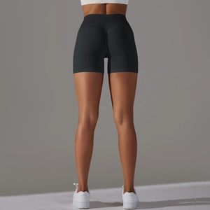 Dettaglio posteriore dei pantaloncini da yoga neri con cucitura scrunch effetto lifting