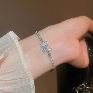 Gros plan d'un bracelet papillon en zircon montrant les détails fins au poignet d'une femme