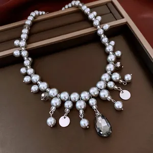 Collana vintage francese di lusso con perle di vetro e ciondolo di cristallo grigio
