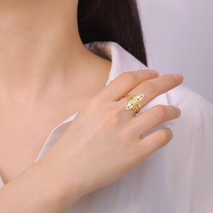 Λεπτομέρεια δαχτυλιδιού κόμπος μάγισσας 18K χρυσό με περίπλοκα γεωμετρικά σχέδια στο χέρι