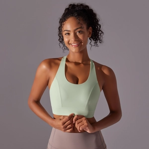 Détail du soutien-gorge de sport vert menthe avec larges bretelles en U et tissu doux