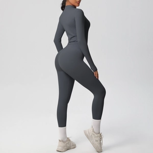 Détail du legging sans couture à taille haute et de la veste grise zippée de sport