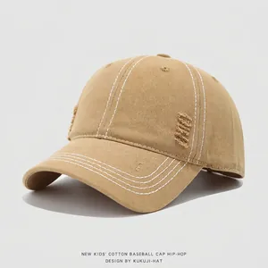 Detalle de gorra infantil de algodón con agujeros desgastados y costuras en contraste