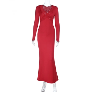 Vue détaillée de la robe longue rouge moulante avec décolleté en V en dentelle et coupe sirène