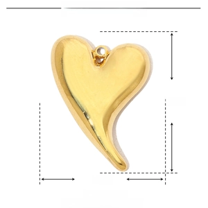 Parametri dettagliati delle dimensioni del ciondolo a cuore in acciaio dorato con misure