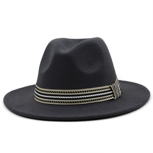 Vista dettagliata del cappello fedora grigio scuro con nastro decorativo a righe
