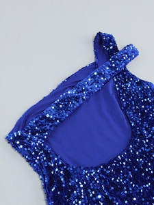 Gros plan des paillettes bleues brillantes et de la couture sur l'épaule de la robe