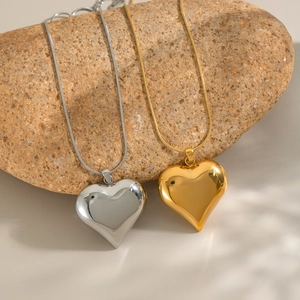 Collane con pendente a cuore cavo stile vintage francese in finitura oro e argento
