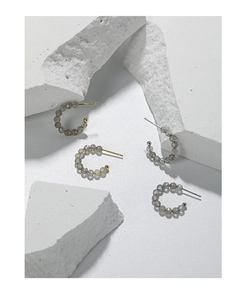 Dettaglio di orecchini a C in argento S925 con perline di labradorite sfaccettate