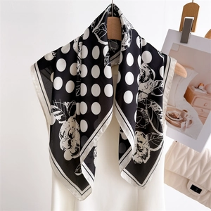Elegante foulard quadrato in seta a pois e fiori bianco e nero su gruccia in legno