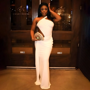 Détails de la robe de soirée blanche à une épaule avec découpe à la taille et jupe drapée