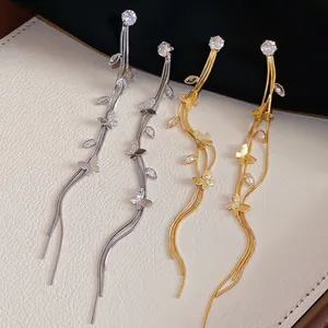 Boucles d'oreilles élégantes à pompon papillon en or et argent avec cristaux de zircon