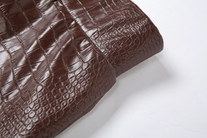 Makro-Detail der braunen Krokodil-Prägung aus PU-Leder auf dem sexy Damen-Set