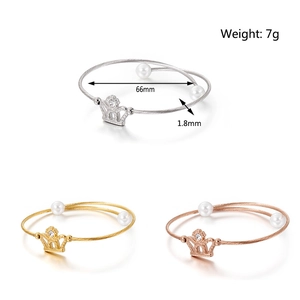 Specifiche dettagliate dei bracciali con corona e perle in finiture oro, argento e rosa