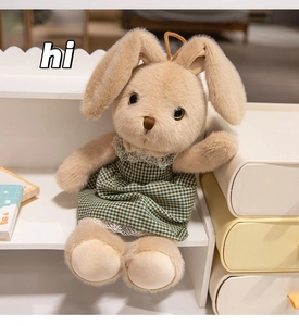 Dettaglio del coniglio di peluche con vestito a scacchi bianchi e verdi e pizzo