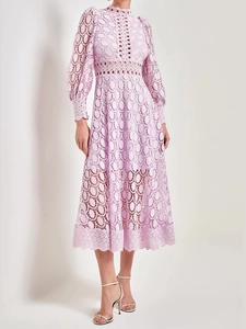 Elegantes lavendelfarbenes Spitzenkleid mit Stehkragen und langen Ärmeln, schmale Passform