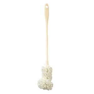 Goupillon beige à long manche avec poils blancs denses sur fond blanc pur