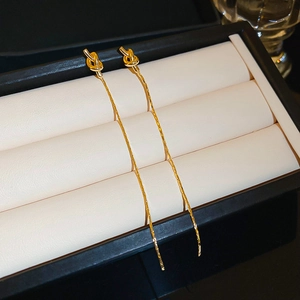 Boucles d'oreilles minimalistes à nœuds dorés avec longues pampilles élégantes