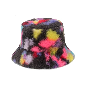 Cappello bucket colorato in peluche da donna con sfumatura tie-dye in eco pelliccia