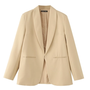 Détail de l'encolure avec étiquette de marque sur un blazer décontracté beige