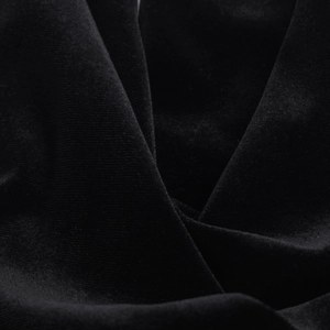 Dettaglio del tessuto in velluto nero che mostra la morbida texture e la lucentezza