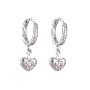 Boucles d'oreilles cœur argentées avec zircons étincelants et pierre cœur rose