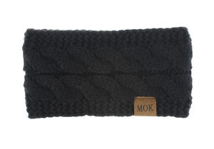 Vue détaillée d'un bandeau d'hiver noir en maille torsadée avec écusson en cuir MOK.