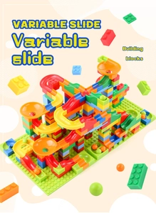 Détail des toboggans et circuits à billes colorés pour un jeu de construction DIY