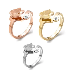 Détails de trois bagues papillon en or, or rose et argent avec une finition mate