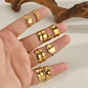 Verstellbare 14K vergoldete geometrische Edelstahlringe für Damen am Modell präsentiert