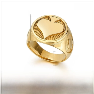 Makroansicht des goldenen Herz-Siegelrings aus Edelstahl mit 18 mm Oberteil