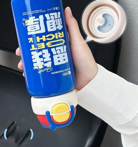 Detail view of the leakproof silicone seal ring inside the cartoon thermos lid