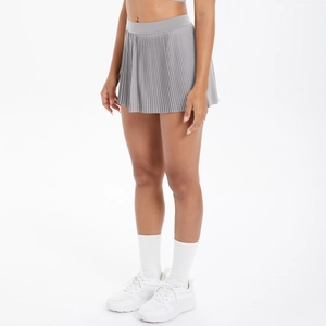 Détail de la jupe de tennis plissée grise à taille haute avec tissu respirant