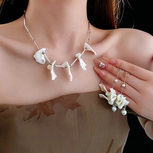 Set collana in argento e orecchini in madreperla con nappe di perle per donna eleganti
