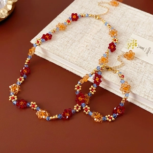 Détail du collier et bracelet à fleurs perlées colorées avec fermoir doré réglable