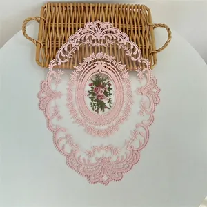 Roze ovale kanten placemat met bloemenborduursel en geschulpte randen van mesh