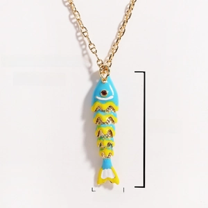 Collana in acciaio con ciondolo a pesce in smalto e specifiche tecniche dettagliate