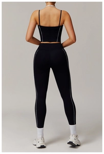 Vue arrière de l'ensemble de yoga noir avec rayures latérales et legging taille haute