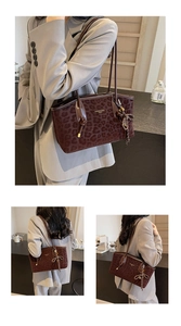 Vue en trois parties d'un sac cabas léopard rétro porté avec un blazer gris chic