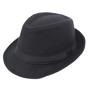 Chapeau fedora classique en laine noire avec ruban gros-grain sur fond blanc pur