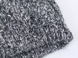 Détail macro de la texture en maille chinée noir et blanc aux fibres de laine douces