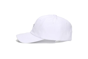 Détail d'une casquette en coton blanc avec broderie cœur noir et étiquette de lavage