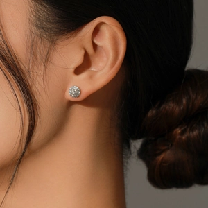 Boucle d'oreille clou Halo en Moissanite 1ct et argent 925 sur oreille femme