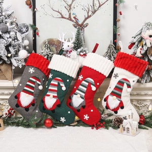 Lot de quatre chaussettes de Noël en tricot avec gnomes 3D pour décoration festive
